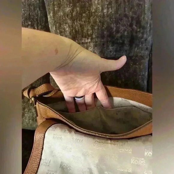 Michael Kors Hamilton Traveler Leather Saddle Bag with gold stud detail lock/key - Picture 7 of 15